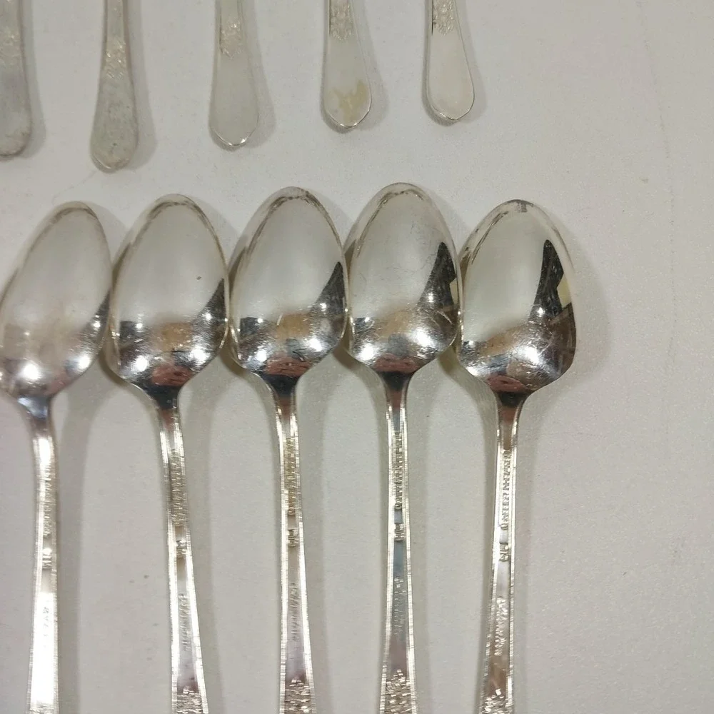 Adoration by 1847 Rogers Bros. IS 1930 Dessert Spoons Silverware flatware Set 16